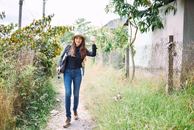 Mỹ nhân họ Trương hy vọng với số tiền đã quyên góp được, các vị sư cùng với ban lãnh đạo xã Tân Phong sẽ sớm xây dựng được chiếc cầu chắc chắn để bà con thuận tiện hơn trong việc đi lại. Ảnh: Hanoimoi.