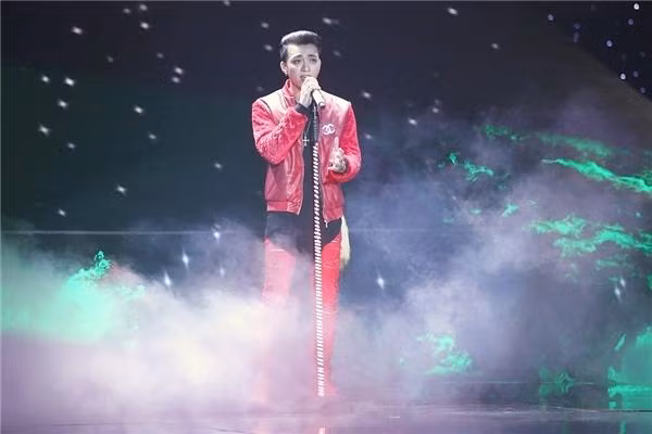 Tuy nhiên, phải đến khi ca khúc “phía sau một cô gái” trong chương trình The Remix 2016 bùng nổ thì Soobin Hoàng Sơn mới được biết đến nhiều và các bạn trẻ yêu mến. Ảnh: Yeah1.