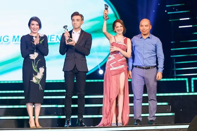 Xuất thân từ dòng nhạc Underground nên Soobin có sở trường dòng nhạc Hip Hop và R&amp;B. Với dòng nhạc Pop Ballad, không hẳn là sở trường nhưng anh chàng đã luyện giọng cật lực để đủ tự tin thể hiện. Bằng chứng là hàng loạt bản hit như "Phía sau một cô gái", "Anh đã quen với cô đơn"…giành vô số giải thưởng. Ảnh: Vietnammoi.