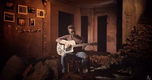 Ít ai biết rằng Hoàng Sơn còn có rất nhiều tài năng khác. Anh chàng có thể chơi được đàn bầu, piano hiện đại và guitar. Soobin cũng từng đoạt giải Á quân Ngôi sao Việt năm 2014 và được sang Hàn Quốc tham gia khóa luyện thanh và vũ đạo. Ảnh: Starexpress.