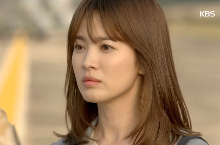 Cùng với Song Joong Ki, Song Hye Kyo đã tạo nên cơn bão khi vào vai nữ chính trong Hậu duệ mặt trời (2016). Bộ phim là cầu nối gắn kết cô với hôn phu Song Joong Ki.