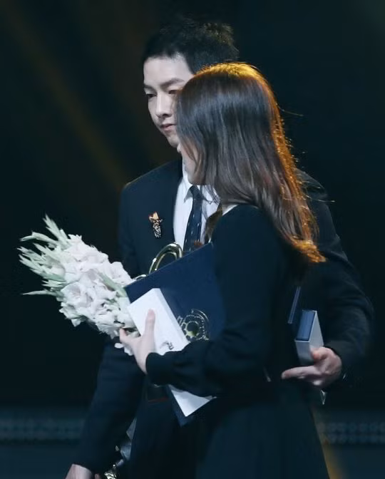 Song Joong Ki vòng tay qua eo Song Hye Kyo khi hai người lên nhận giải Popular Culture and Arts Awards 2016.