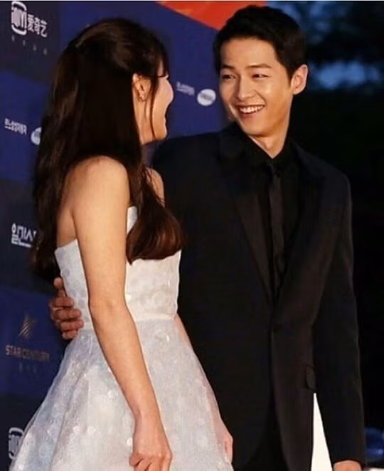 Ánh mắt Song Joong Ki dành cho Song Hye Kyo chan chứa tình cảm.