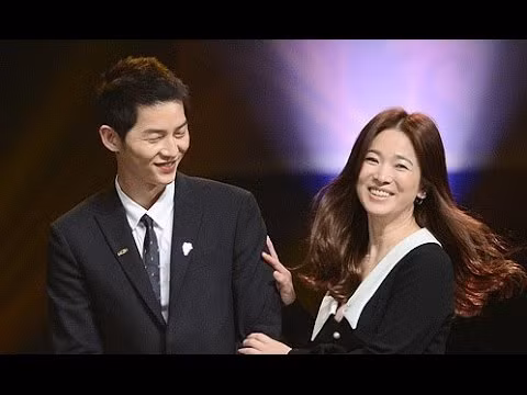 Ánh mắt Song Joong Ki dành cho Song Hye Kyo khi hai người xuất hiện chung trong một sự kiện.