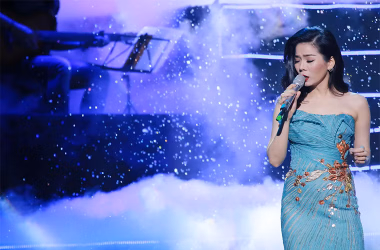 Giới truyền thông còn truyền tai nhau tiền lệ Lệ Quyên cứ làm show là cháy vé. Liveshow Lệ Quyên Live Concert 2016 tại Trung tâm Hội nghị Quốc gia dịp 8/3 năm ngoái đã cháy vé đến nỗi phải tổ chức thêm một buổi diễn nữa khiến bầu sô và truyền thông phải kinh ngạc. Liveshow "Những tình khúc Lam Phương" diễn ra vào tháng 1/2017 nhưng đã bán hết veo vé từ cuối năm 2016. (Ảnh: kênh 14)