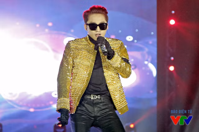 Với lượng fan đông đảo, Sơn Tùng MTP, nam ca sĩ trẻ nổi tiếng cũng trở thành một trong những ngôi sao phòng vé ca nhạc Việt. Tháng 7/2015, mini concert của nam ca sĩ Thái Bình bán hết sạch 8000 vé trong vòng 2 tuần. (Ảnh: VTV)