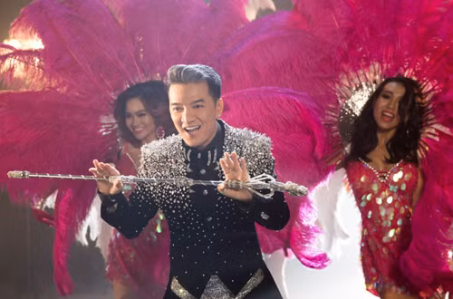 Không thể phủ nhận Đàm Vĩnh Hưng là cái tên hot và show diễn của anh luôn đông kín khán giả dù giá vé bán ra cao ngất. Bằng chứng là Liveshow Diamond của Đàm Vĩnh Hưng gây tiếng vang bởi quy mô tổ chức, đầu tư tới 12 tỷ đồng và vé VIP bán tới 20 triệu/vé nhưng đều trong tình trạng cháy vé cả ở Hà Nội và TP HCM. Vậy, nếu Đàm Vĩnh Hưng là 1 trong top 5 gương mặt bán được vé hiện nay thì 4 gương mặt còn lại là ai? (Ảnh: Internet)