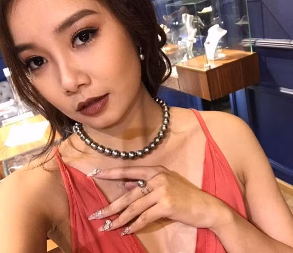 Cô gái còn có phần gợi cảm và sành điệu trong khi Midu luôn kín đáo và chỉn chu.