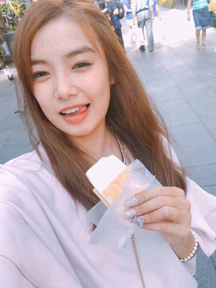 Cô nàng có khuôn mặt khá xinh xắn, mũi cao, mắt to và làn da trắng mịn màng không tì vết.