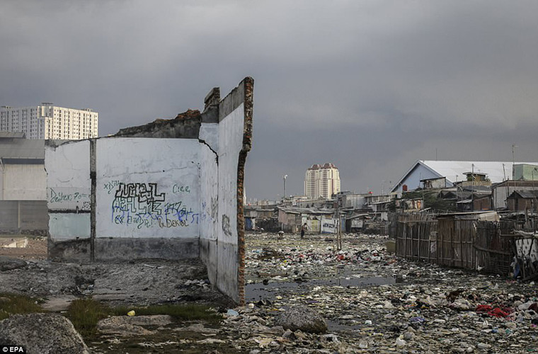 Sự phát triển nhanh chóng nhưng thiếu quy hoạch của thành phố đã khiến vấn đề trở nên trầm trọng hơn. Ảnh: EPA.