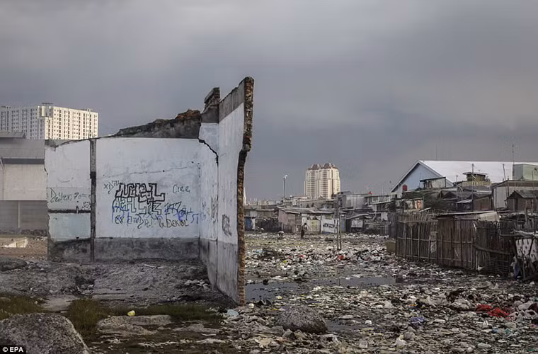 Sự phát triển nhanh chóng nhưng thiếu quy hoạch của thành phố đã khiến vấn đề trở nên trầm trọng hơn. Ảnh: EPA.