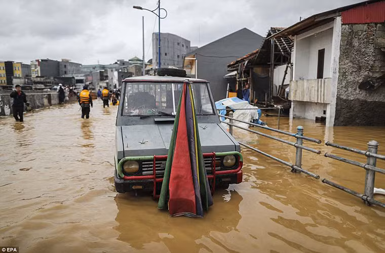 Ngoài biến đổi khí hậu, nguyên nhân sâu xa của vấn đề này là do tình trạng khai thác cạn kiệt nguồn nước ngầm trong thành phố. Ảnh: EPA.