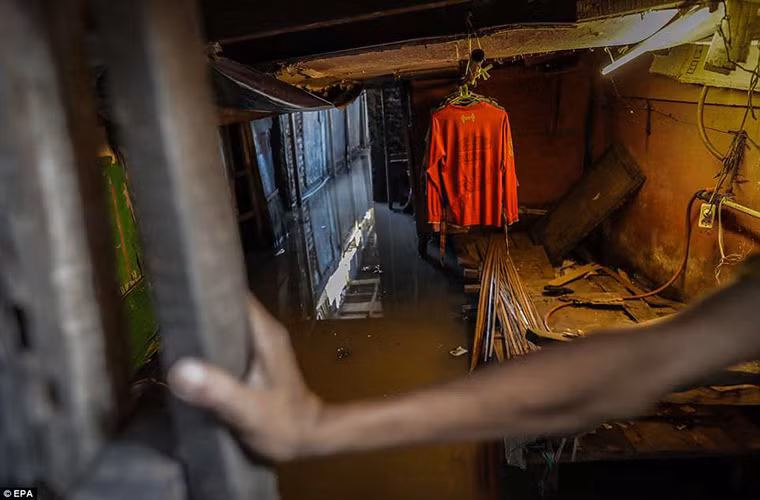 Một khu ổ chuột ngập lụt ở Bắc Jakarta. Được biết, một trận lũ lụt ở Jakarta xảy ra vào năm 2007 đã khiến 50 người thiệt mạng và 300.000 người phải sơ tán.