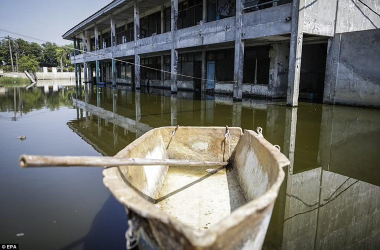 Các nhà thủy văn học ước tính, Bắc Jakarta cùng 4 triệu cư dân trong khu vực này sẽ bị chìm hoàn toàn trong vòng một thập kỷ nữa nếu không tìm ra giải pháp xử lý vấn đề này một cách triệt để. Ảnh: EPA.