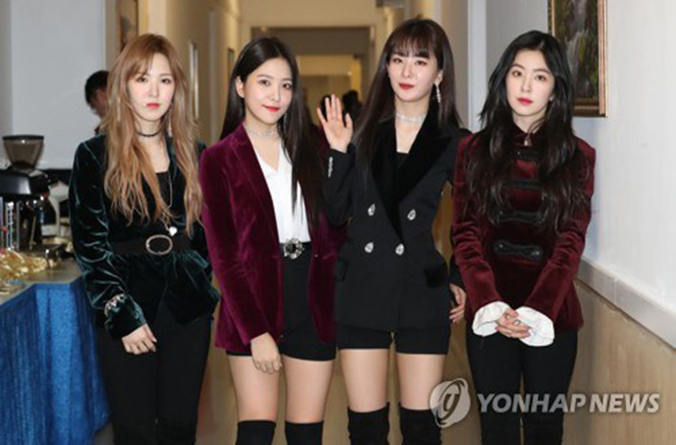 Các thành viên của ban nhạc nữ Red Velvet nổi tiếng của Hàn Quốc chụp ảnh sau khi kết thúc phần biểu diễn của họ hôm 1/4. Ảnh: Yonhap.