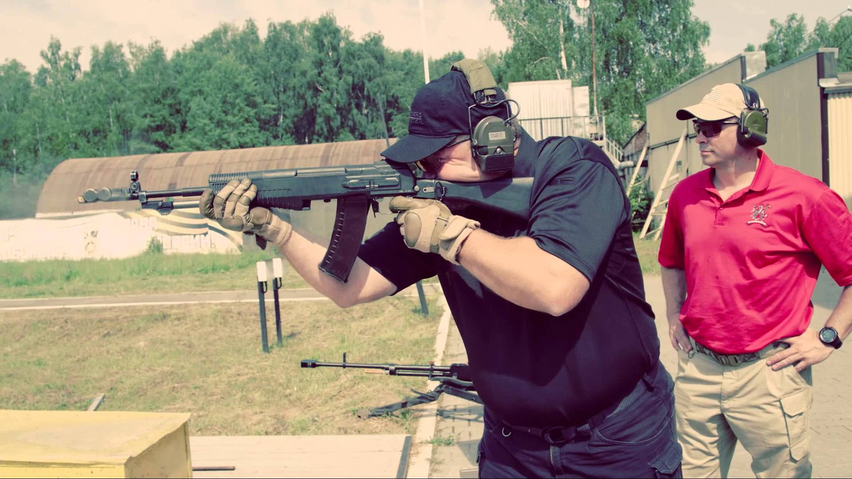 AN-94 có chiều dài 943 mm khi tính cả báng súng và 728 mm khi rút gọn, trọng lượng 3,85 kg; kích cỡ nòng là 405 mm. Khẩu súng này có thể bắn 1800 viên/phút với chế độ bắn hai viên và 600 viên/phút với chế độ bắn tự động. Ảnh: Military-Today.com. Mời độc giả xem thêm video: Người dân Nga tự hào về cha đẻ của súng AK-47 (Nguồn: VTC14)