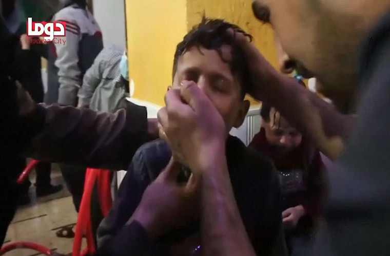 Về nghi án tấn công hóa học tại thị trấn Douma cuối tuần qua, theo Al Masdar News ngày 10/4, Pháp tuyên bố sẽ có hành động đáp trả đối với chính quyền Tổng thống Syria Bashar al-Assad, nếu có bằng chứng cho thấy Damascus đứng sau vụ việc. Trước đó, Tổng thống Donald Trump cũng tuyên bố khả năng Mỹ đáp trả quân sự sau vụ tấn công nghi sử dụng chất độc hóa học tại Douma. Ảnh: Sky News.