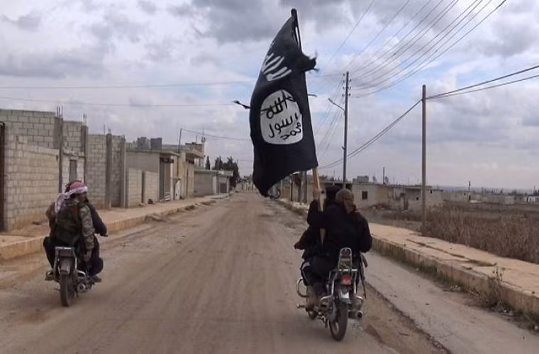 “Vụ đột kích của nhóm khủng bố IS diễn ra chỉ vài giờ sau khi căn cứ không quân T4 của Syria ở Bắc Homs bị oanh kích”, nguồn tin nói thêm. Ảnh: zamanalwsl.net.