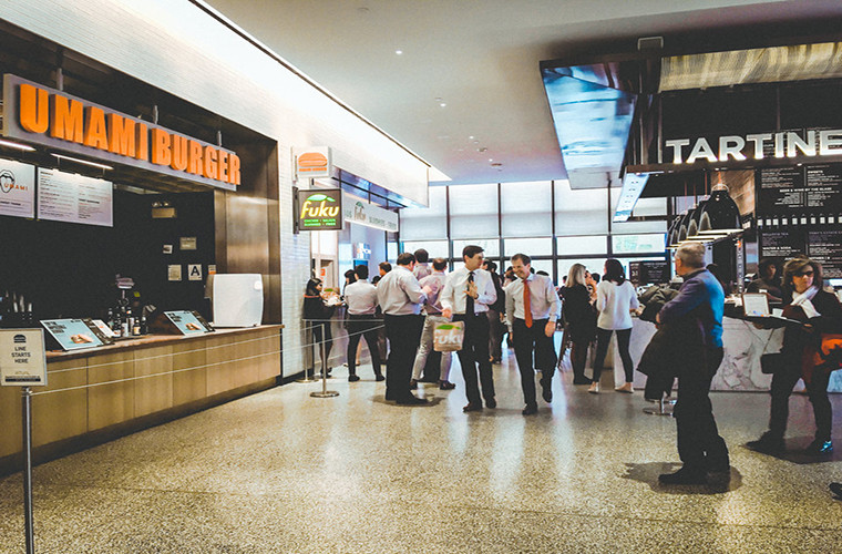 Có hai khu vực bán đồ ăn riêng biệt ở Brookfield. Đầu tiên là khu Hudson Eats, nơi tập trung các nhà hàng như Umami Burger, Dos Toros Taqueria và Sprinkles Cupcakes.