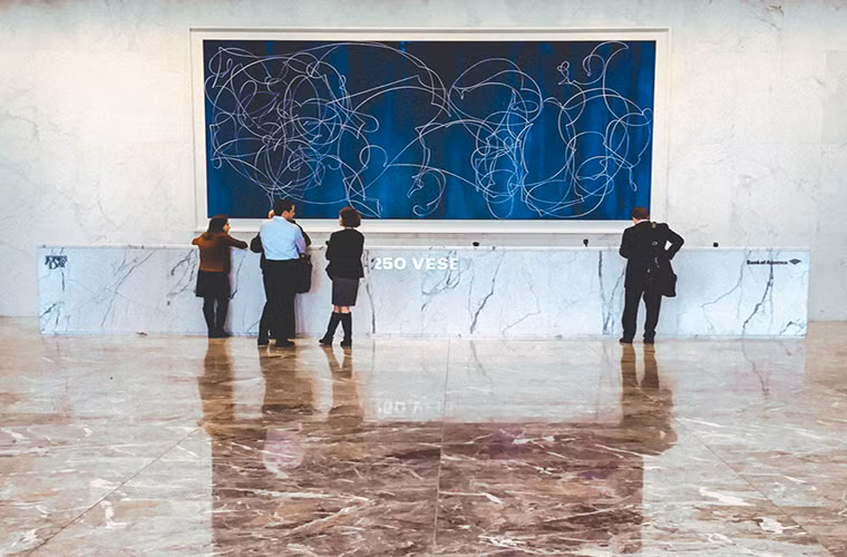 Trung tâm thương mại Brookfield Place là nơi đặt văn phòng của nhiều công ty như Công ty American Epresss hay Ngân hàng Mỹ,...