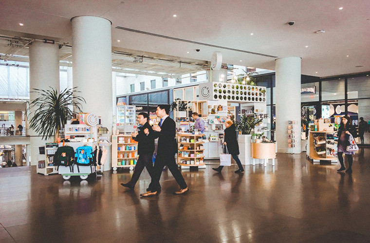 Trung tâm thương mại Brookfield Place thu hút khách du lịch và hàng nghìn người làm việc trong tòa nhà cũng như các văn phòng gần đó.