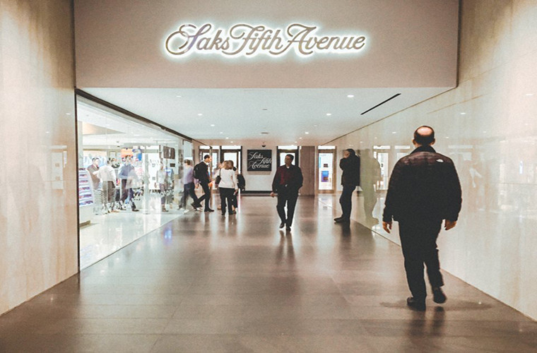 Công ty Saks Fifth Avenue nằm trong trung tâm thương mại này.