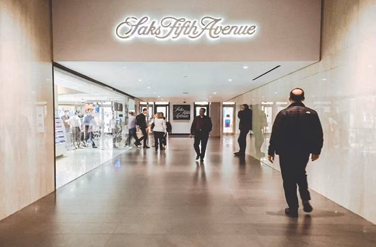 Công ty Saks Fifth Avenue nằm trong trung tâm thương mại này.
