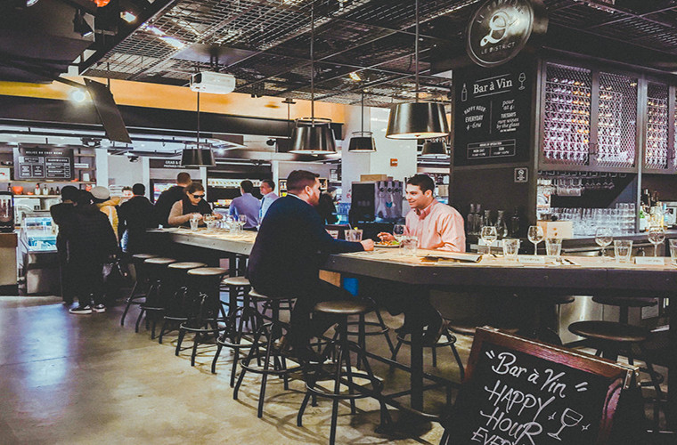 Le District có tiệm bánh, quán bar, quán cà phê và cửa hàng bán hoa,...