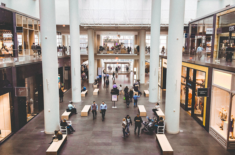 ...cùng với đó là rất nhiều cửa hàng với những thương hiệu nổi tiếng.