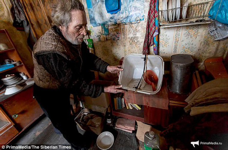 Vợ của ông Kuznetsov qua đời trước khi căn cứ này bị đóng cửa và bỏ hoang. Ông có cơ hội được chuyển đi nơi khác nhưng vẫn tiếp tục ở lại đó một mình trong suốt hàng chục năm qua.