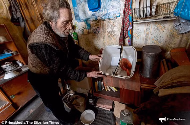 Vợ của ông Kuznetsov qua đời trước khi căn cứ này bị đóng cửa và bỏ hoang. Ông có cơ hội được chuyển đi nơi khác nhưng vẫn tiếp tục ở lại đó một mình trong suốt hàng chục năm qua.