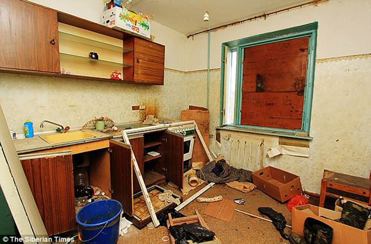 Một góc lộn xộn trong căn hộ của ông Kuznetsov. Nguồn tin cho hay, thời gian sau khi căn cứ Pier bị đóng cửa, nhiều vụ cướp bóc đã xảy ra tại khu chung cư trong thị trấn này.