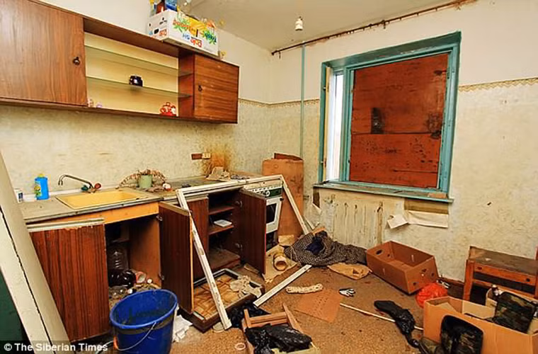 Một góc lộn xộn trong căn hộ của ông Kuznetsov. Nguồn tin cho hay, thời gian sau khi căn cứ Pier bị đóng cửa, nhiều vụ cướp bóc đã xảy ra tại khu chung cư trong thị trấn này.