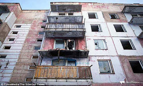 Ông Kuznetsov đứng trên ban công của căn hộ khu chung cư nơi ông sinh sống.