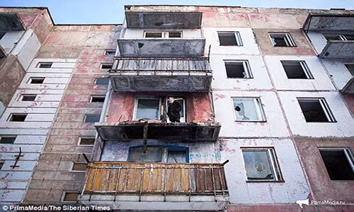 Ông Kuznetsov đứng trên ban công của căn hộ khu chung cư nơi ông sinh sống.