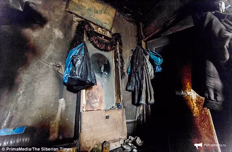 Khoảng 200 cuốn sách vẫn còn trong thư viện ở thị trấn Pristan và ông Kuznetsov có thể “giết” thời gian bằng cách đọc sách. “Tôi rất quý khách du lịch. Cuộc sống khi không có sự giao tiếp còn khó khăn hơn cả khi thiếu những thứ cơ bản”, ông Kuznetsov chia sẻ.