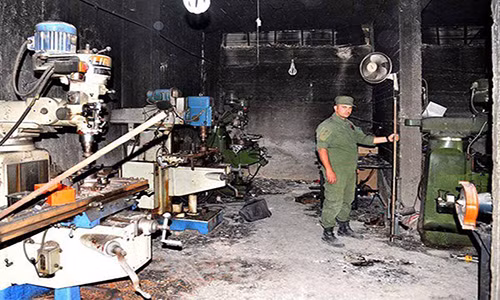 Một số trang thiết bị máy móc trong xưởng sản xuất vũ khí của phiến quân Jaysh al-Islam. Ảnh: FNA.