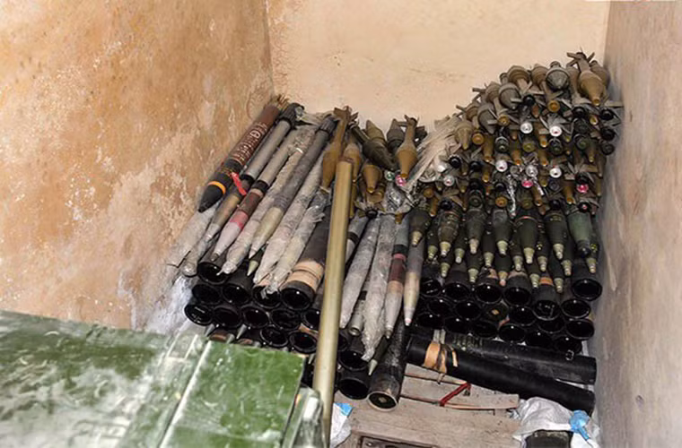 Một số vũ khí tịch thu được trong nhà máy chế tạo vũ khí này. Ảnh: FNA.