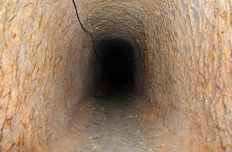 Đường hầm dẫn vào xưởng sản xuất vũ khí bí mật vừa được phát hiện. Ảnh: FNA.