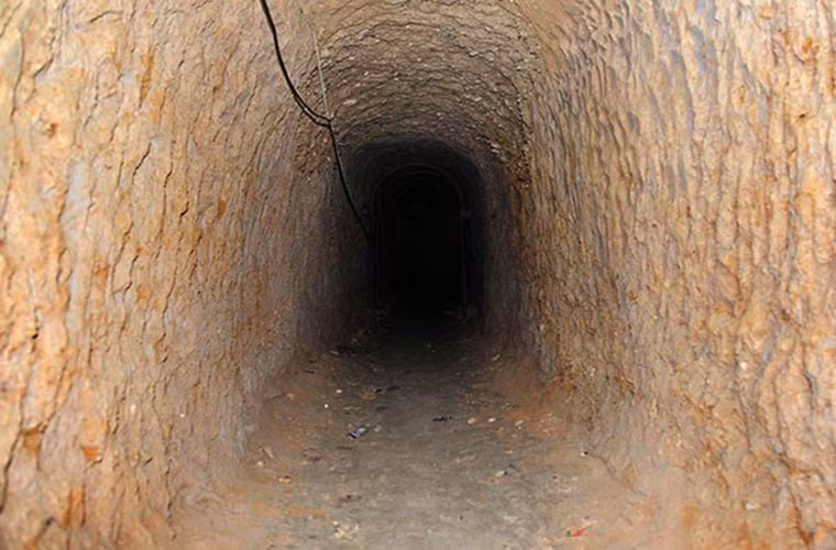 Đường hầm dẫn vào xưởng sản xuất vũ khí bí mật vừa được phát hiện. Ảnh: FNA.