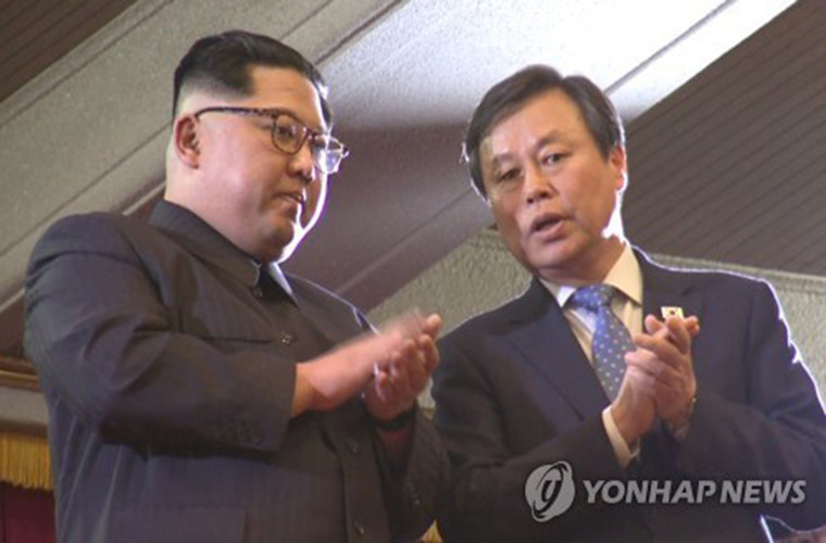 Lãnh đạo Triều Tiên Kim Jong-un trao đổi với Bộ trưởng Văn hóa Hàn Quốc Do Jong-hwan (phải) trong buổi biểu diễn. Ảnh: Yonhap.