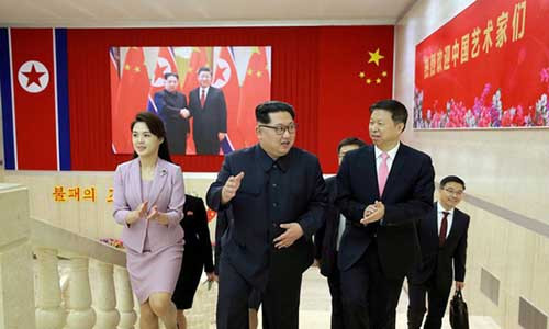 Ông Kim Jong-un trong cuộc gặp gần đây với quan chức Trung Quốc ở Bình Nhưỡng. Ảnh: Reuters