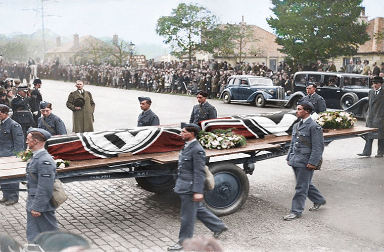 Các thành viên của Không quân Hoàng gia Anh đưa tang phi công Đức Quốc xã thiệt mạng trong cuộc Chiến tranh Thế giới thứ hai. Ảnh: Mirror.