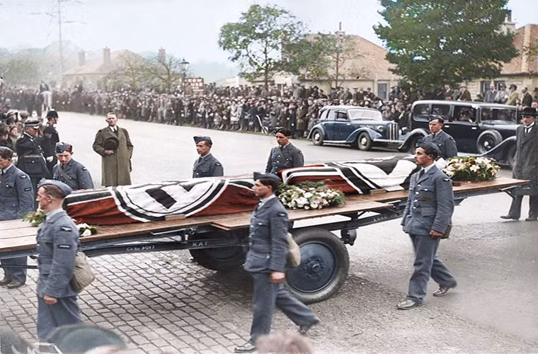 Các thành viên của Không quân Hoàng gia Anh đưa tang phi công Đức Quốc xã thiệt mạng trong cuộc Chiến tranh Thế giới thứ hai. Ảnh: Mirror.