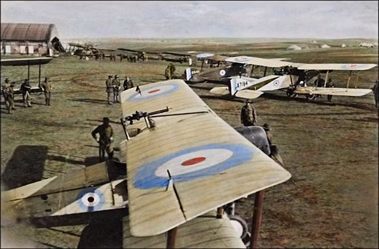 Hai chiếc máy bay hai tầng cánh “đời đầu” của lực lượng RAF. Ảnh: The Sun.