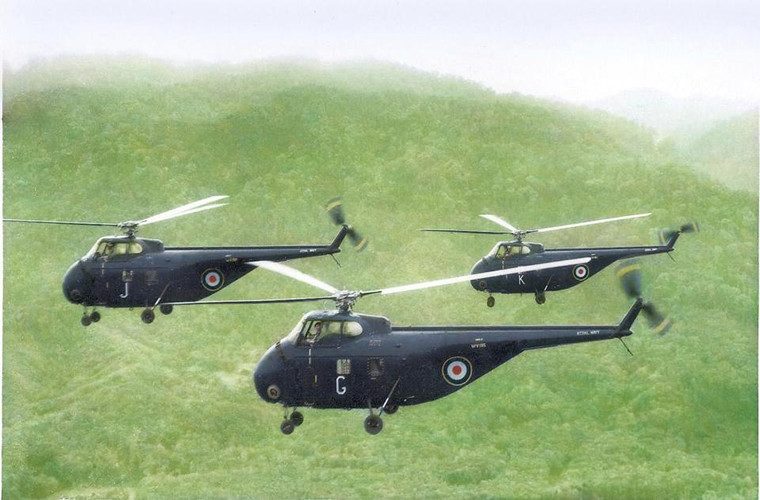 Ba chiếc chực thăng G, J và K bay qua khu rừng rậm nơi cuộc chiến kéo dài suốt 12 năm đã diễn ra. Ảnh: The Sun.