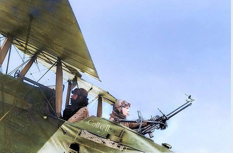 Súng máy được lắp đặt phía sau một máy bay trinh sát ở Pháp trong thời kỳ Thế chiến I. Ảnh: The Sun.