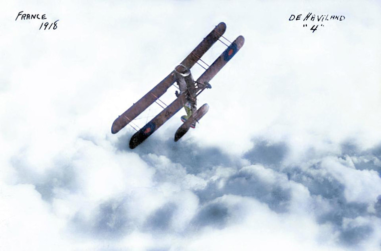 Bức ảnh chụp một chiếc máy bay hai tầng cánh trên bầu trời Pháp năm 1918. Ảnh: The Sun. Mời độc giả xem thêm video: Châu Á kỷ niệm ngày kết thúc Chiến tranh Thế giới thứ hai (Nguồn: VTC14)