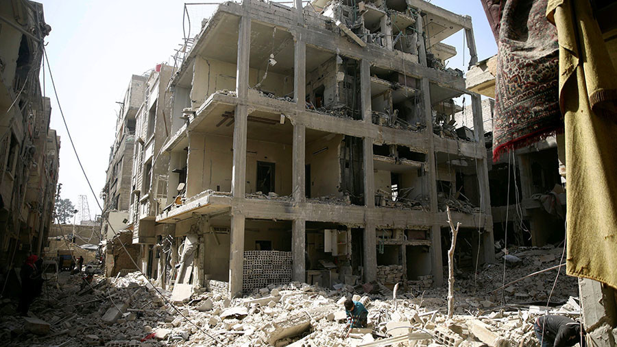 Tòa nhà đổ nát tại thị trấn Douma, Đông Ghouta. Ảnh: Reuters.