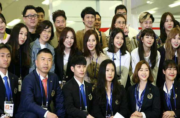 Được biết, nhóm tổ chức buổi diễn ở phía Hàn Quốc bao gồm 160 thành viên, trong đó có nhiều ca sĩ nhạc Pop. Ảnh: EPA.